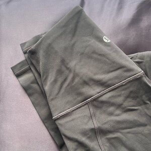 Align dark grey leggings with pockets